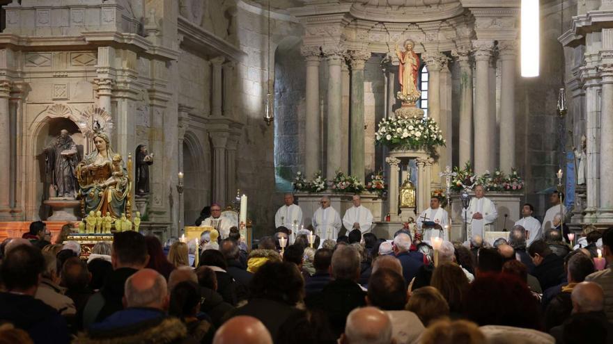 Interior de la iglesia de Armenteira, durante la pasada romería de las Cabezas.