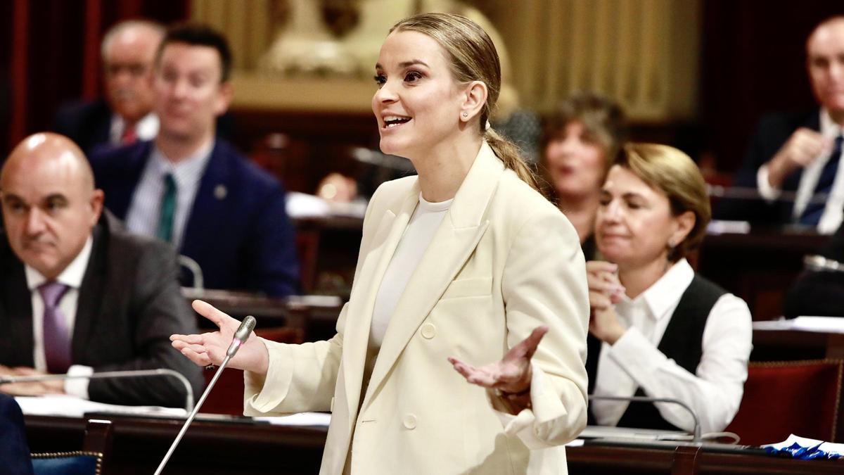 La presidenta del Govern durante su comparecencia en el pleno del Parlament