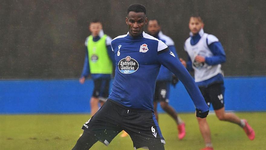 Uche Agbo, con el balón, durante el entrenamiento del miércoles en Abegondo. |  // CARLOS PARDELLAS