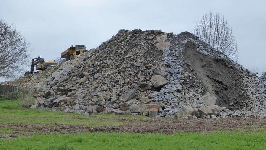 Obras de desmonte para ejecutar el campo de golf en Xaz, el pasado enero.