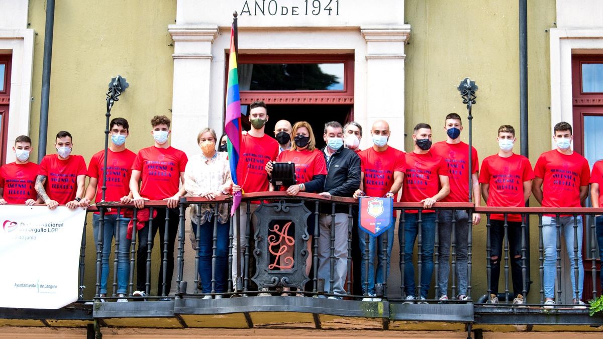 Los miembros del Langreo B, con Carmen Arbesú en el balcón del Ayuntamiento