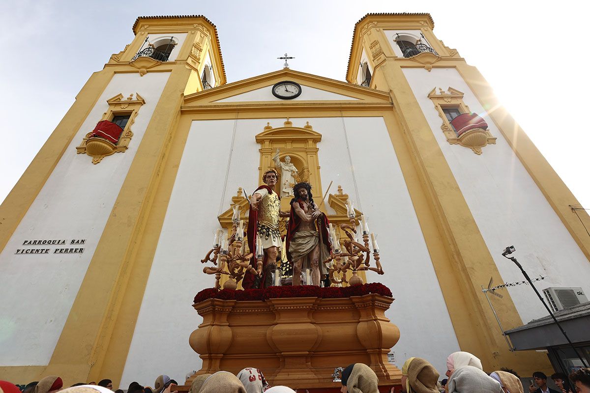 La salida procesional de la Presentación al pueblo de Jesús de los Afligidos, en imágenes