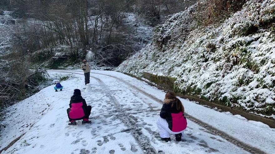 Una familia jugando con la nieve en Suares, Biemenes.