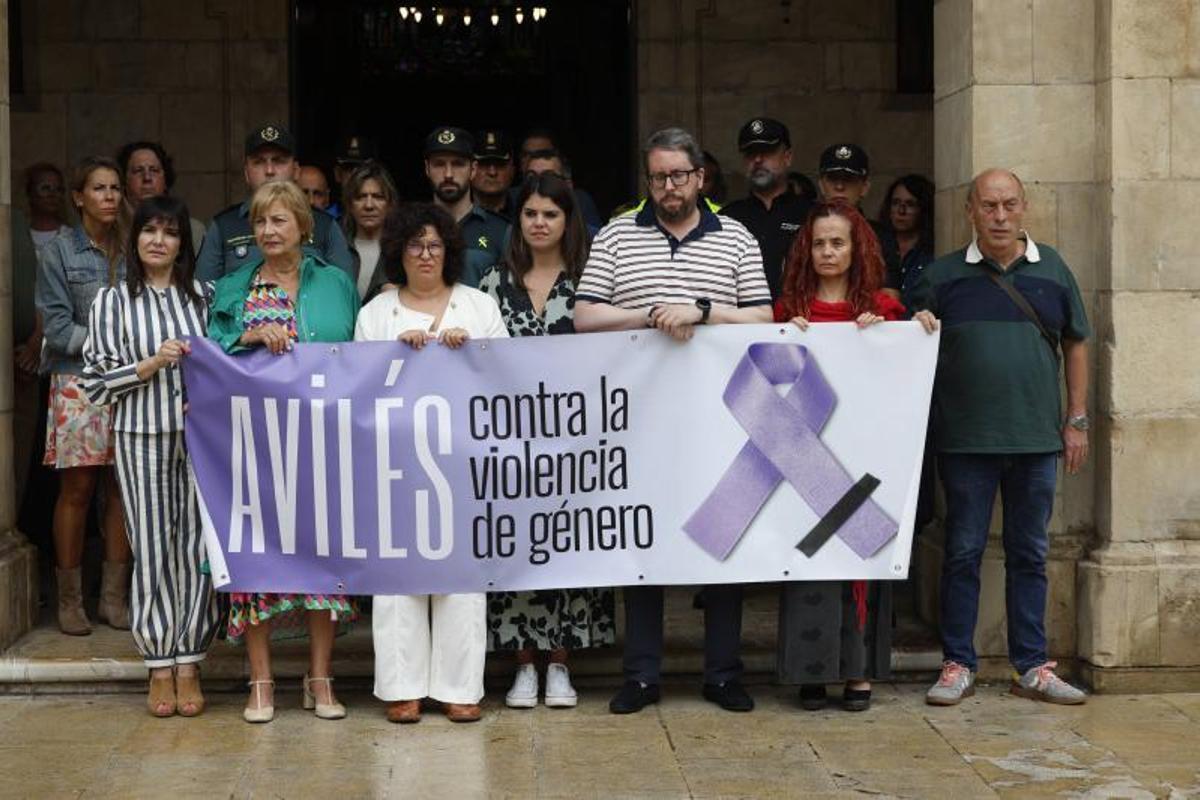 Pancarta contra la violencia de género frente al ayuntamiento de Avilés