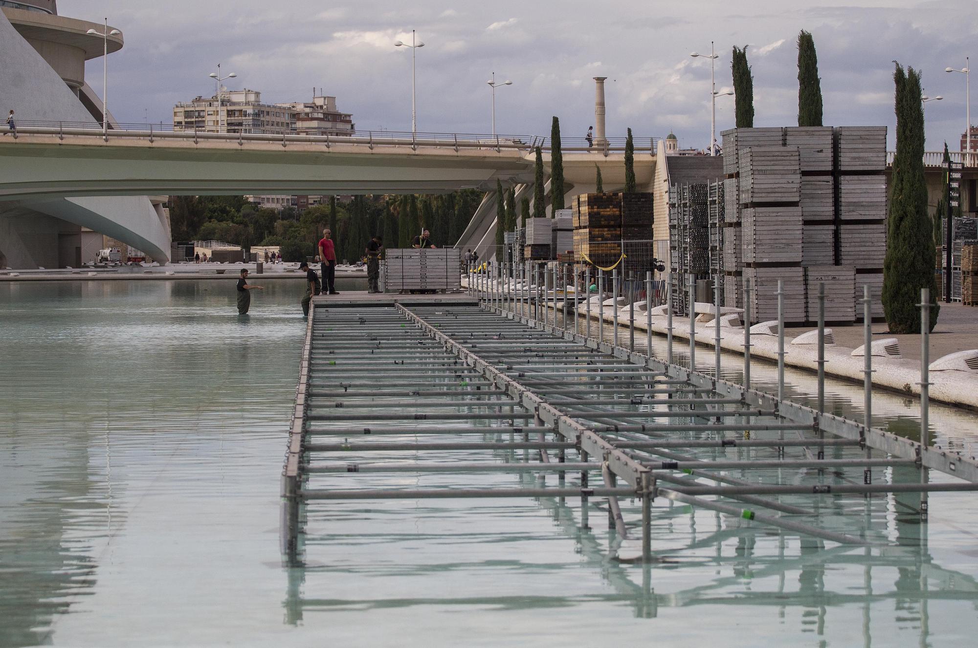 Empieza el montaje de la pasarela de meta del Maratón de València