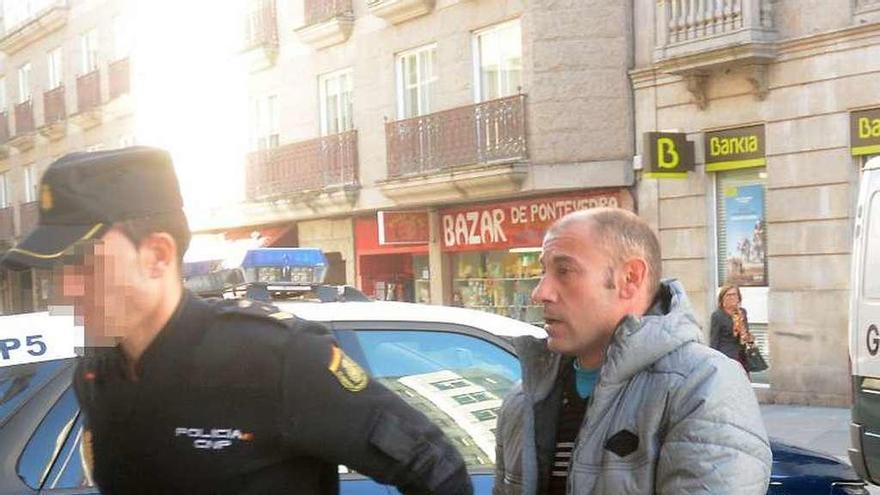 Arturo Domínguez Sebastía, ayer, escoltado por dos policías. // R. V.