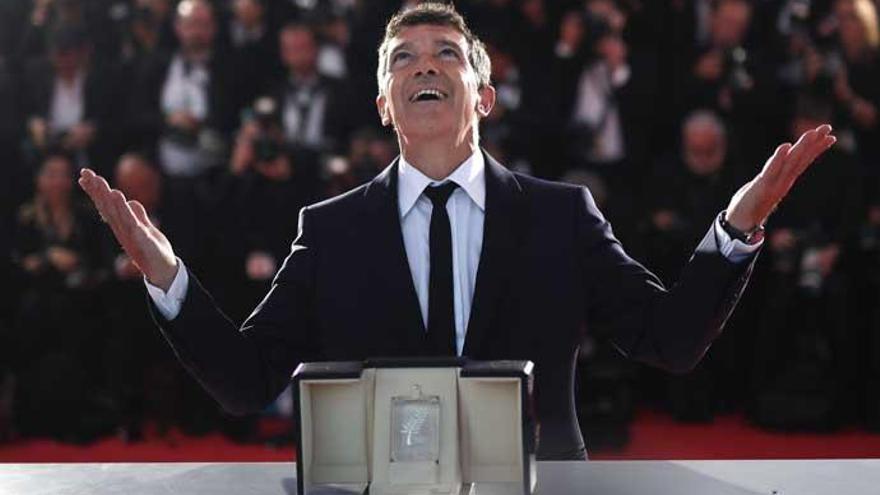 Antonio Banderas, con su premio en Cannes.