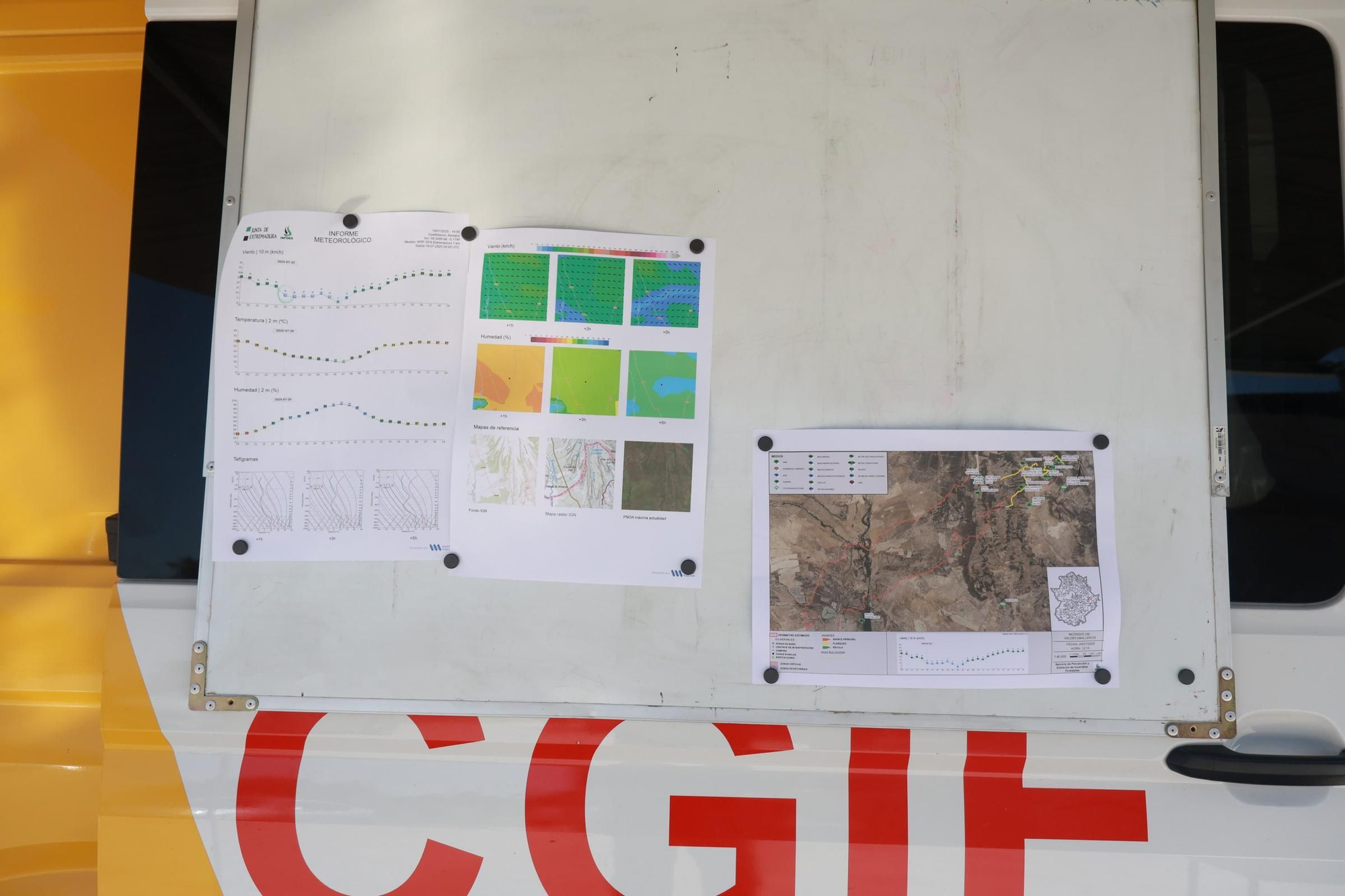 Así se está desarrollando el incendio en Valdecaballeros: desalojos, reuniones y muchos efectivos desplazados