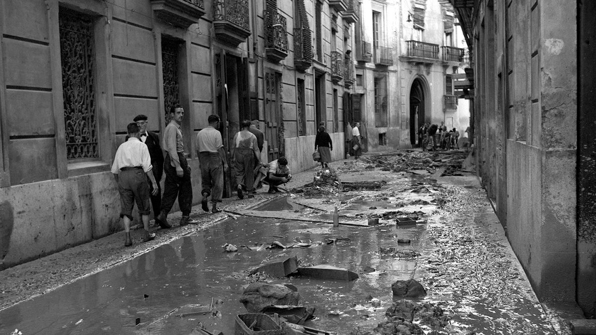 Las calles de Valencias tras las intensas lluvias que la azotaron en 1957.