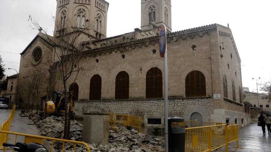 La calle Vicari Antoni Marimon, lindante a la iglesia.