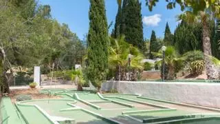 El lujo de tener un minigolf en casa: una finca de Ibiza sale a la venta por 5,9 millones