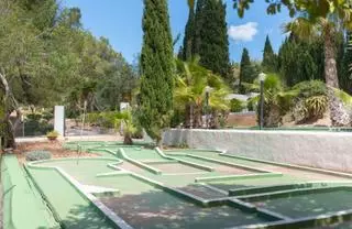 Una finca de Ibiza con dos casas, minigolf, pista de tenis y dos piscinas sale a la venta por 5,9 millones