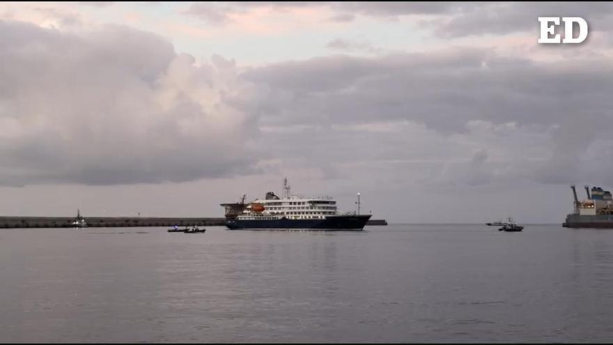 Los pasajeros del MV Hondius esperan el desembarco