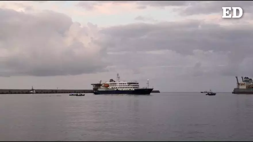 Los pasajeros del MV Hondius esperan el desembarco