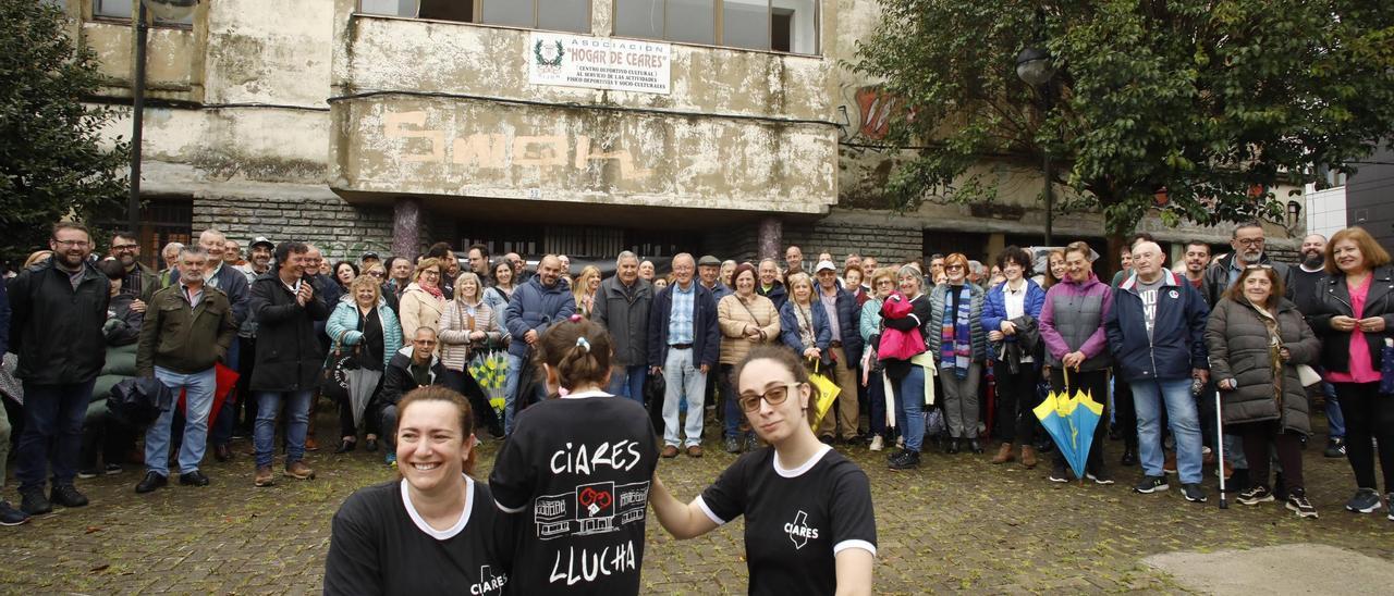 Más de 200 vecinos se concentran para reclamar el arreglo del Hogar de ...