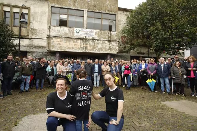 Más de 200 vecinos se concentran para reclamar el arreglo del Hogar de Ceares: "Es muy necesario para el barrio"