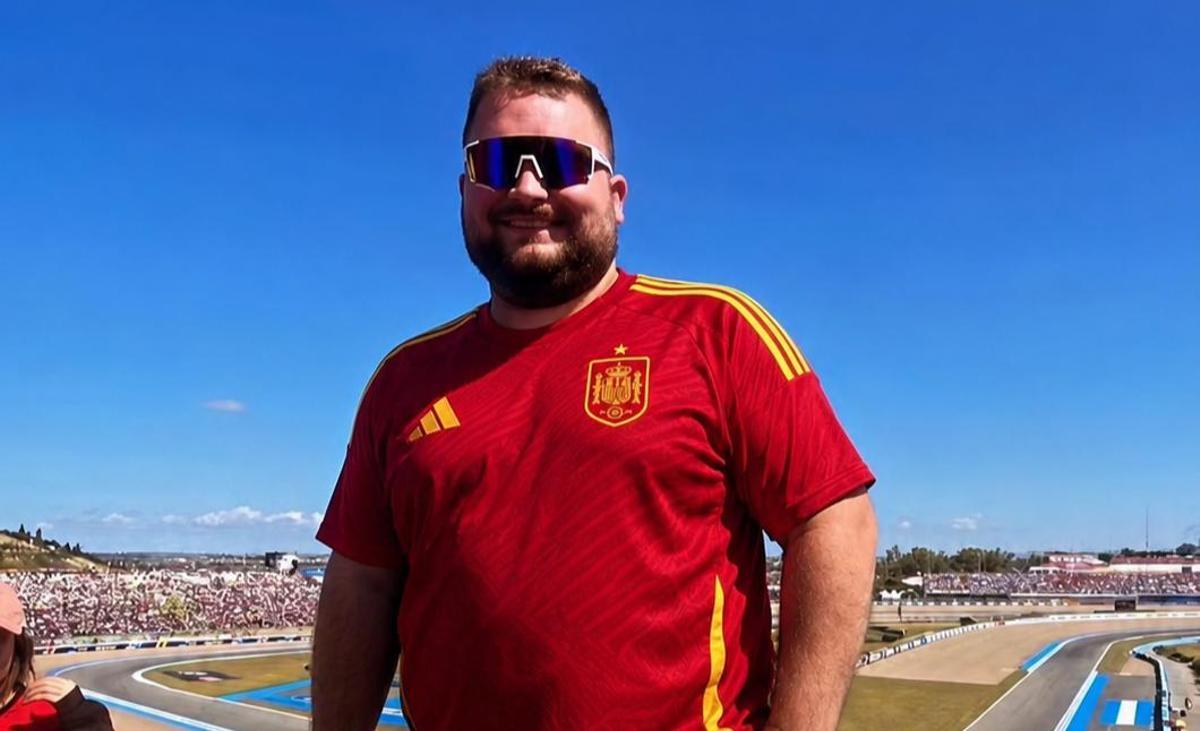 Javi Muñoz con la camiseta de la selección española, listo para animar a La Roja en una nueva final mundialista.