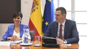 El presidente del Gobierno, Pedro Sánchez, acompañado por la ministra de Vivienda y Agenda Urbana, Isabel Rodríguez.