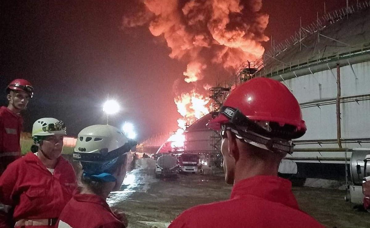 Un rayo causa el incendio de un tanque de combustible en la ciudad cubana de Matanzas