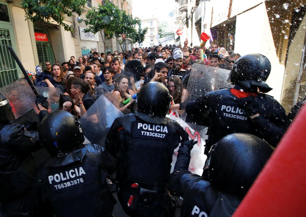 Nous aldarulls entre manifestants i policies a Gràcia