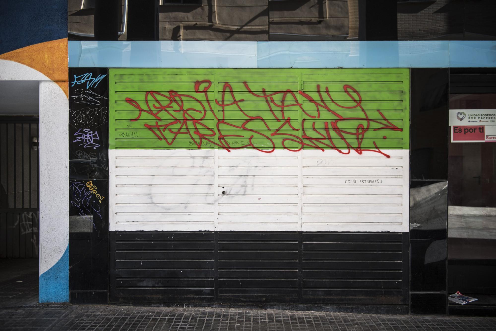 GALERÍA | Las pintadas de Hernando de Soto de Cáceres, aún sin retirarse