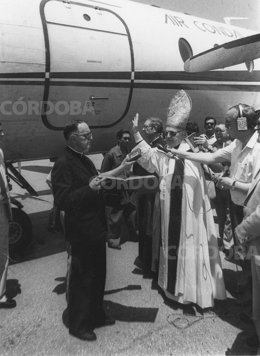 El obispo de la ciudad, Infantes Florido, bendice los aparatos de Air Condal en 1983