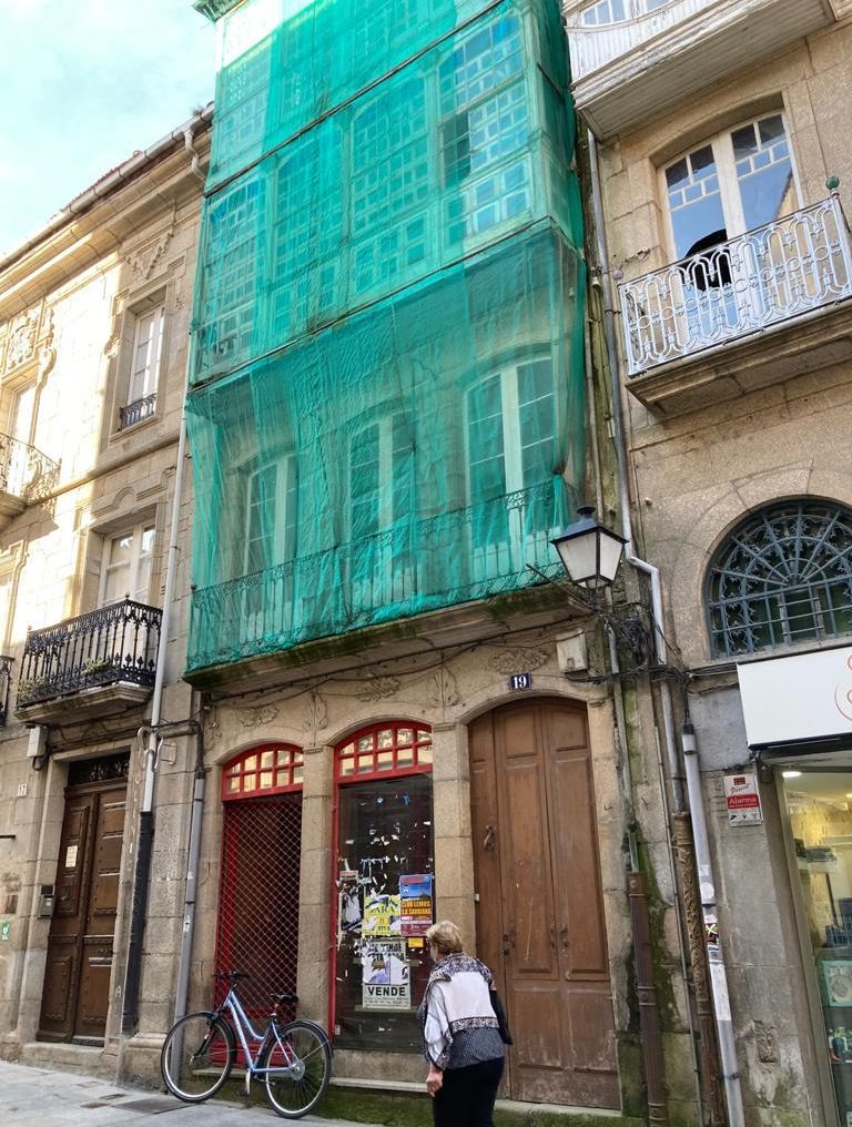 Fachada de tamaño regular del edificio de Monforte.