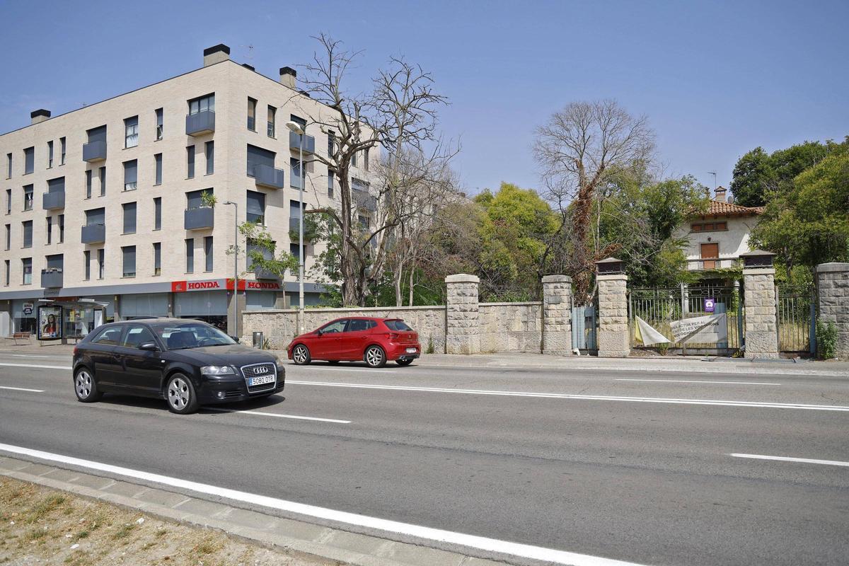 El Xalet Soler està ubicat al carrer Barcelona de Girona.