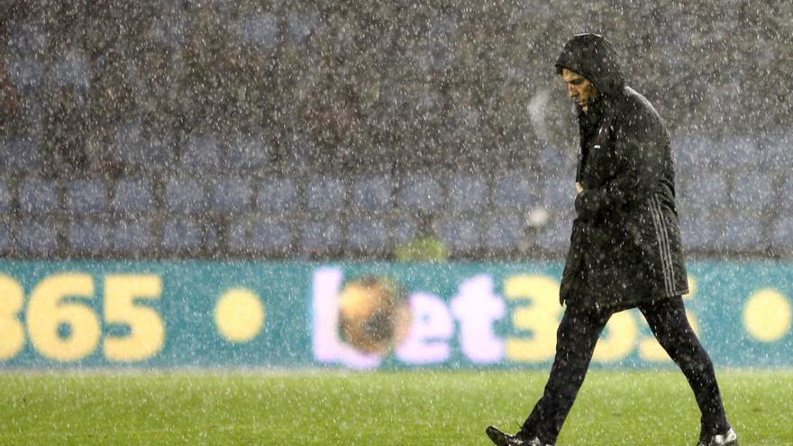 Berizzo, técnico del Celta, camina bajo la lluvia el jueves.