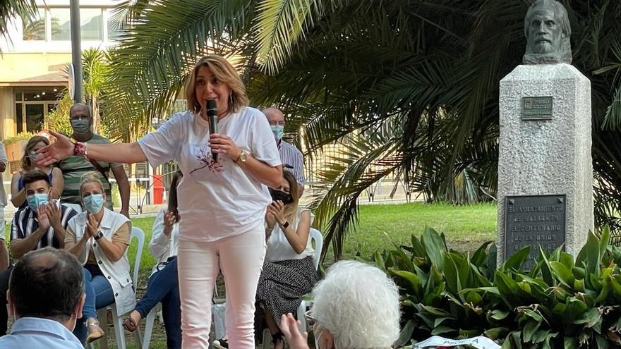 Susana Díaz emerge entre el &#039;Resistiré&#039; y el busto de Pablo Iglesias