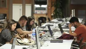 Estudiantes en el aula nocturna de Citilab, en Cornellà.