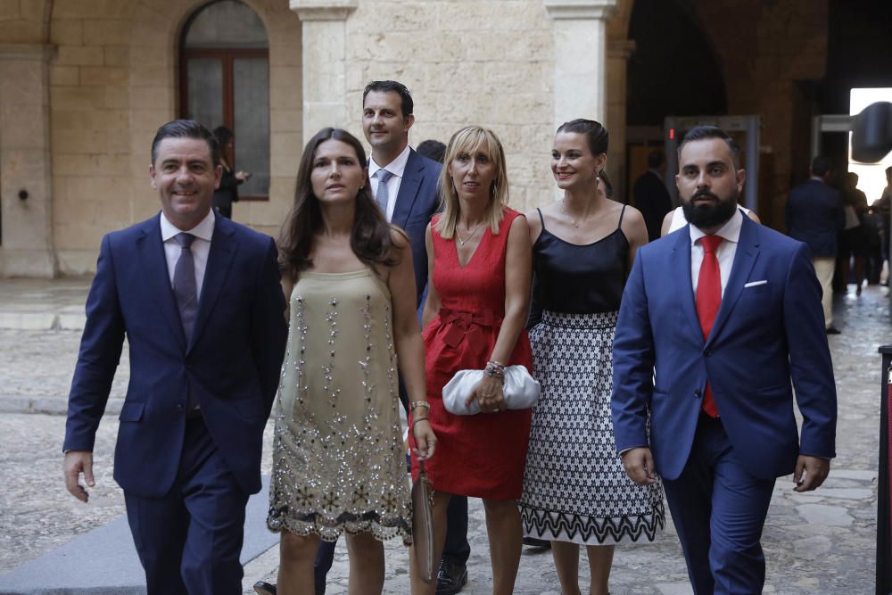 Los Reyes reciben a la sociedad balear en la Almudaina