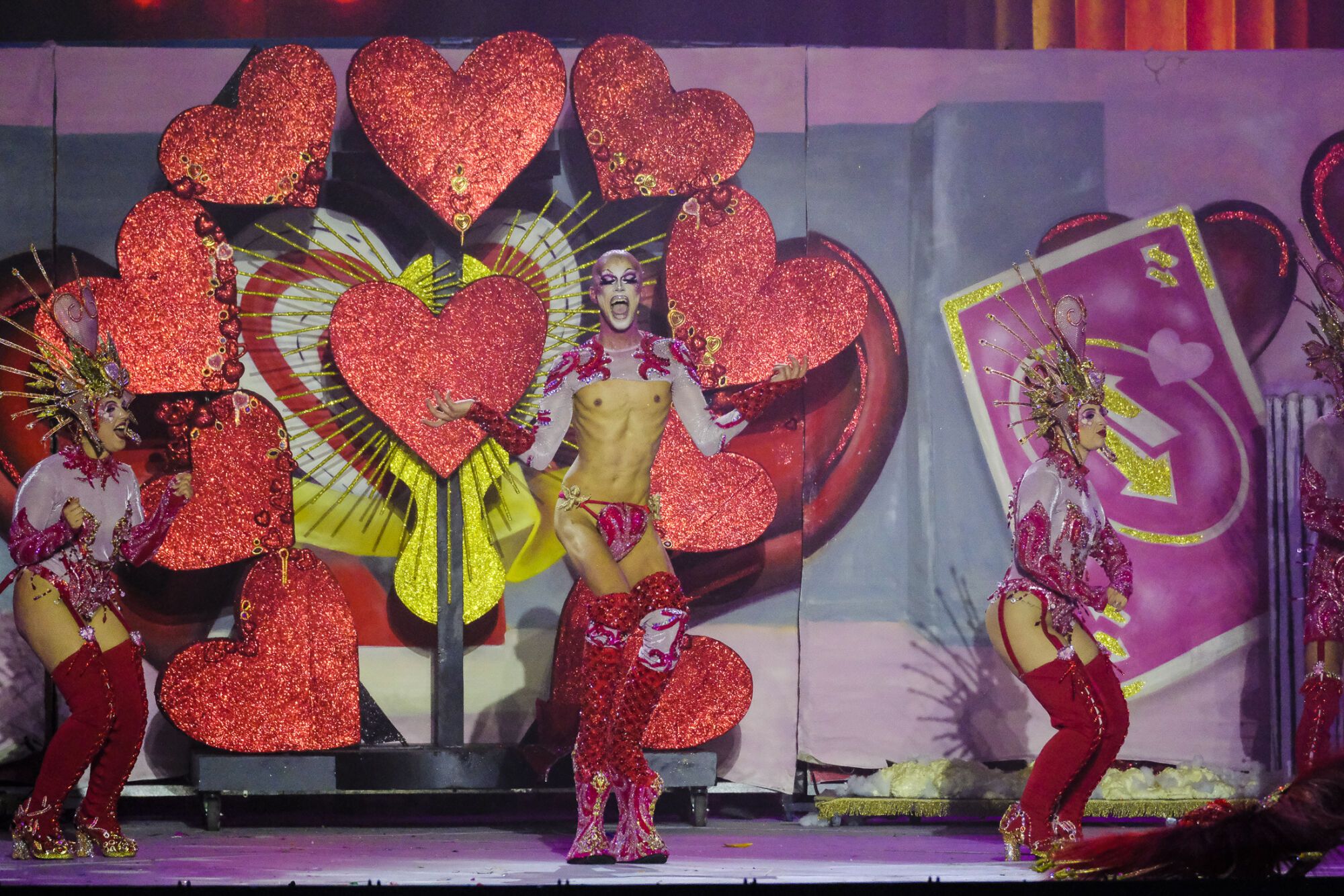 10. Drag Eyzet (Nuhacet Jiménez Peña) Con el patrocinio de Food Trucks &amp; Drinks F.C. y un diseño de Estudio Hidalgo presenta el espectáculo ¡Chacha! Tantas flechas del amor y yo soltera, maricón.