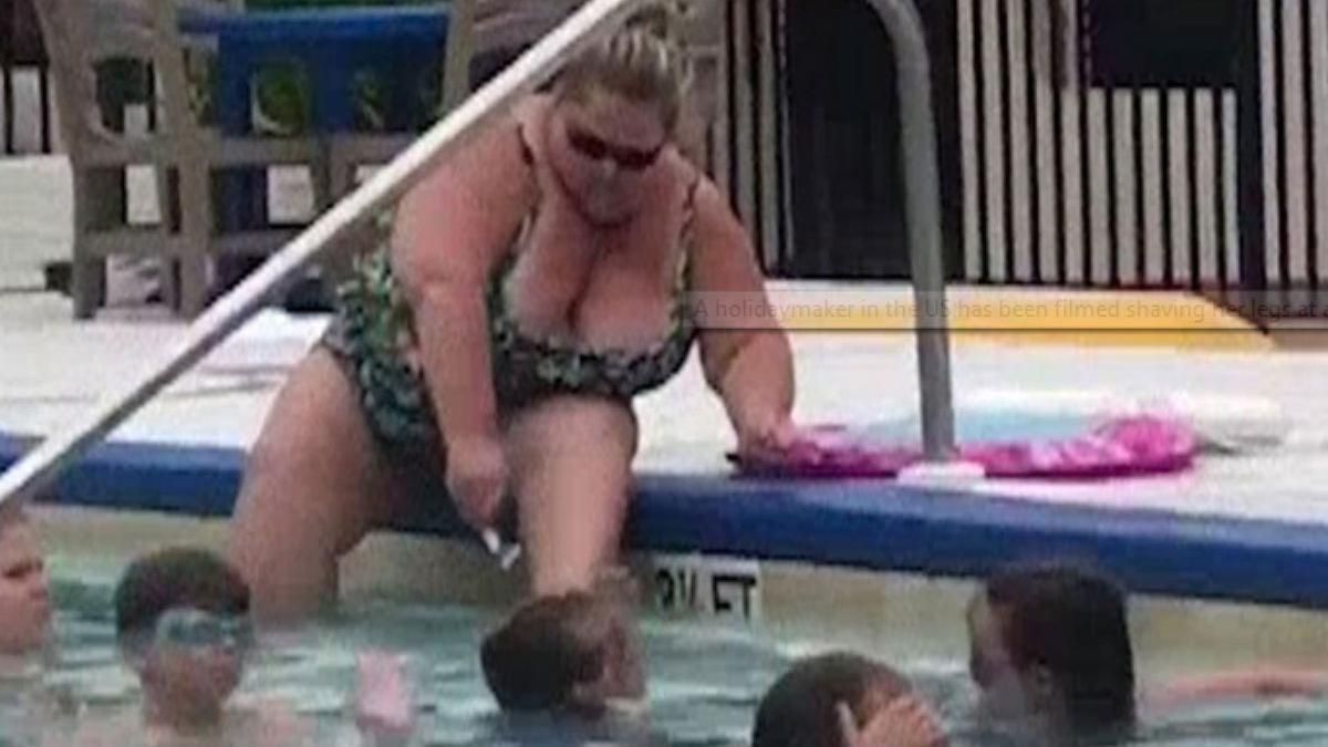 Una mujer se afeita las piernas en el borde de una piscina pública en Florida.