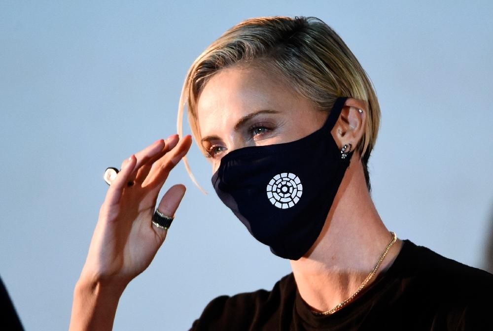 Charlize Theron con mascarilla en la presentación de 'Mad Max'