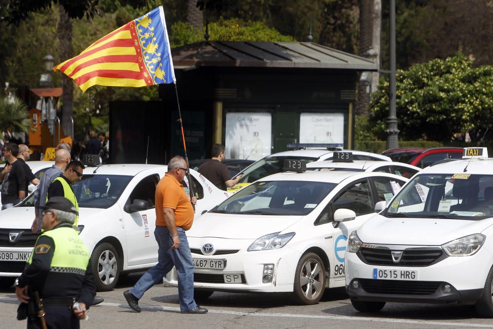 Los taxistas marchan contra los coches con conductor