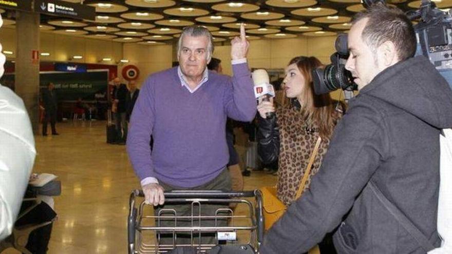 Bárcenas dedica una &#039;peineta&#039; a los periodistas a su llegada a Barajas