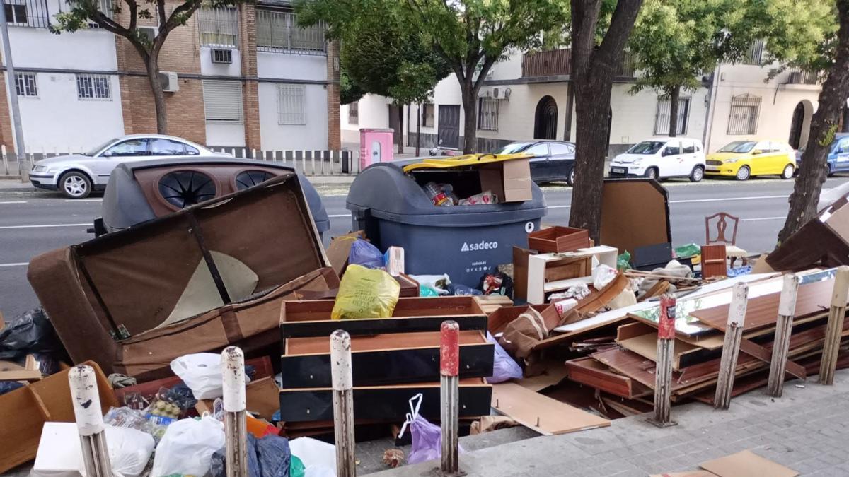 Acumulación de enseres junto a contenedores en un barrio de Córdoba.