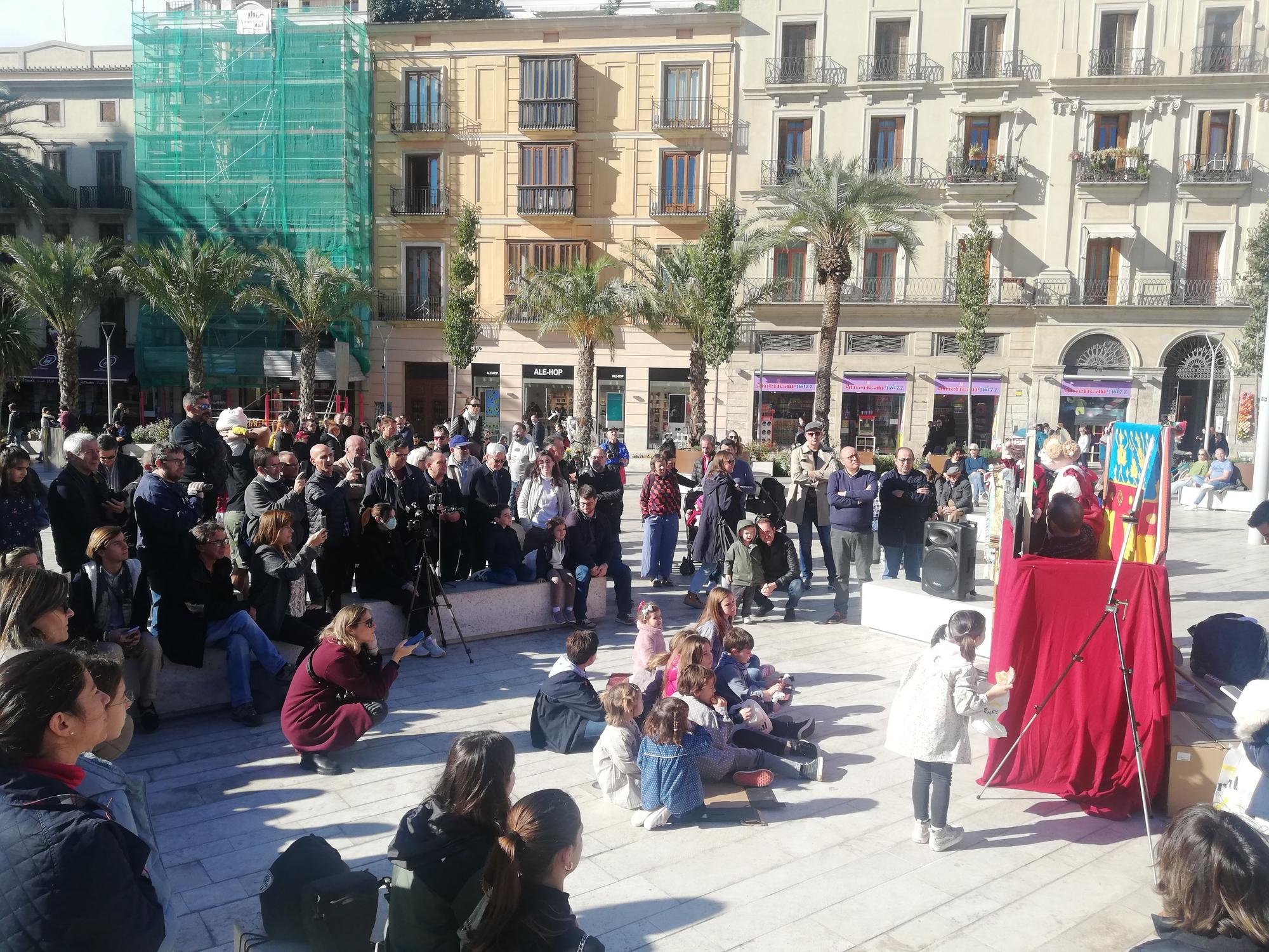 La original presentación del boceto de la falla Reina-Paz de Especial Infantil