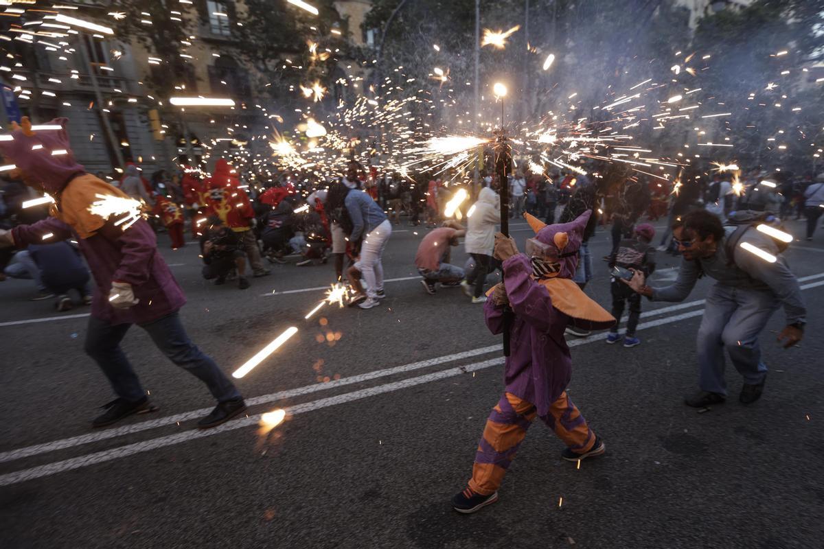 Los diables incendian el Passeig de Gràcia durante el correfoc de la Mercè.