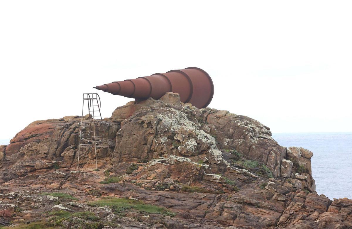 Enrique Saavedra, autor del 'mirón' gigante que divisa el Atlántico desde Arteixo