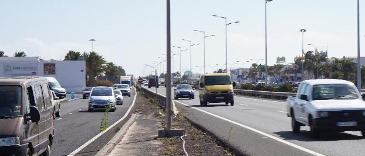 Carretera de servicio a la zona industrial y comercial de Playa Honda y autovía que une Arrecife con el aeropuerto y el sur de Lanzarote.