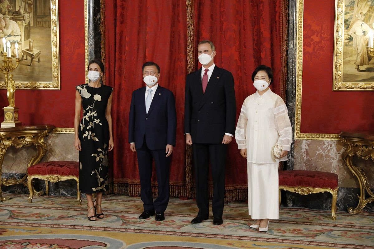La reina Letizia y el rey Felipe VI, anfitriones en la cena de gala ofrecida en honor del presidente y la primera dama de Corea