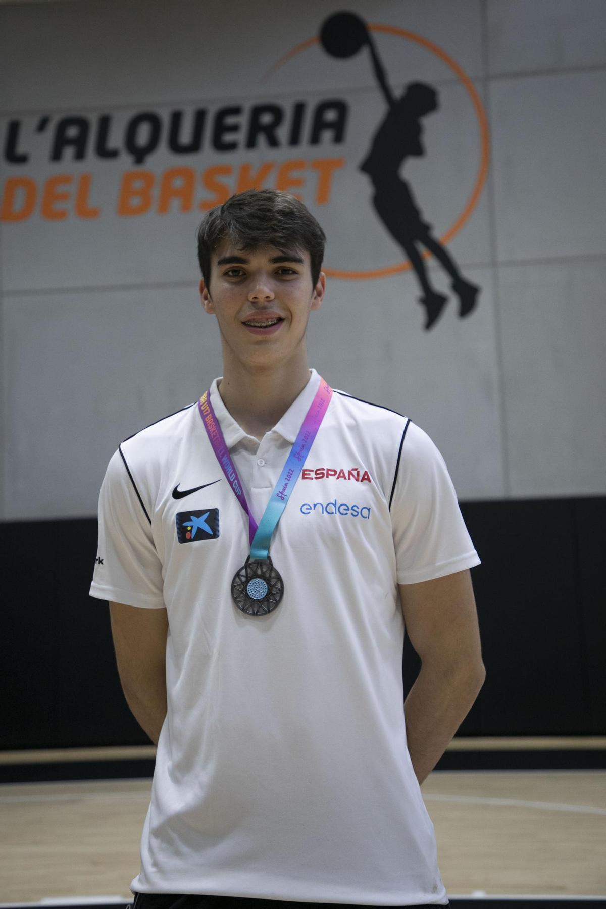 Lucas Marí, en L'Alqueria del Basket tras ganar una medalla con la selección española U17.