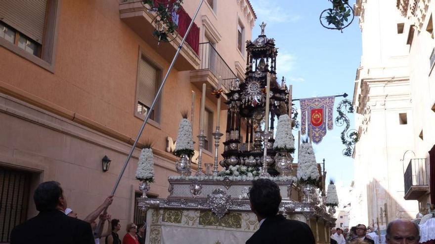 El creador del belén barroco de Elche estrena altar en el Corpus Christi