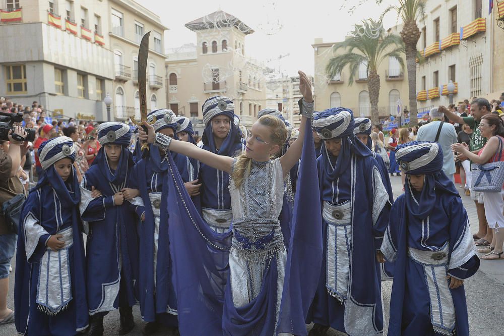 Los Moros y Cristianos reúnen a 350 niños en un desfile por las calles de Elche y la Gestora de Festejos Populares celebra una fiesta infantil en el Paseo de la Estación