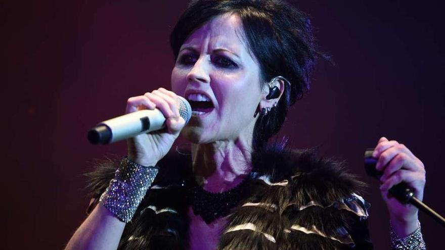 Dolores O&#039;Riordan durante un concierto.