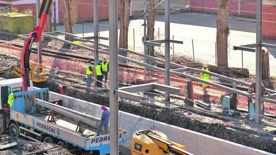 Las obras de construcción de la nueva estación de Feve en Sama.