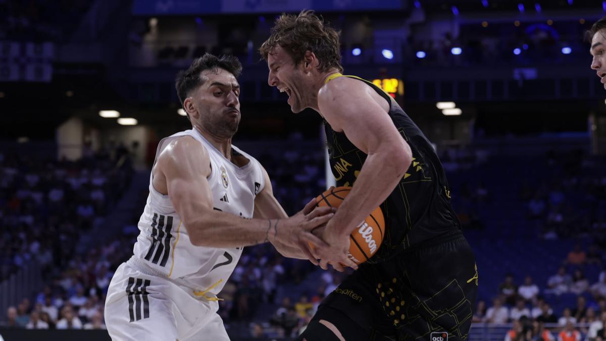 Facundo Campazzo lucha con Aaron Doornekamp, de La Laguna Tenerife, durante el primer partido de cuartos de final de Liga Endesa
