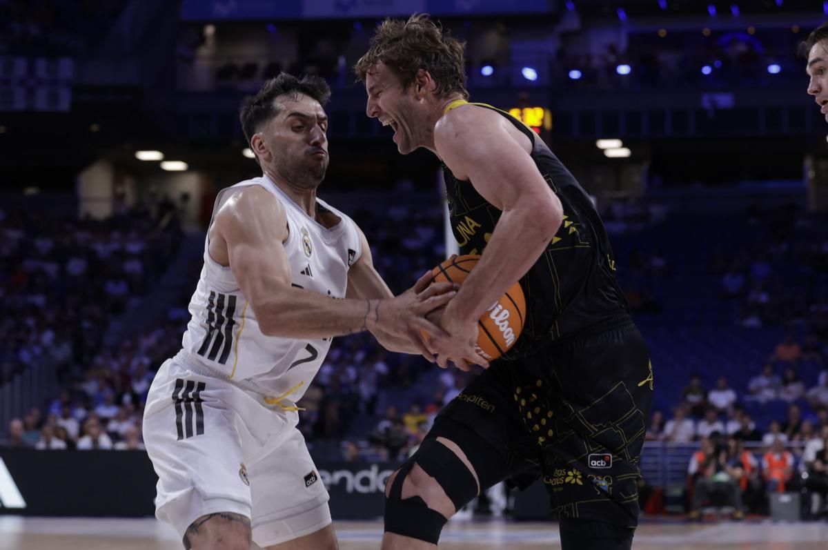 MADRID, 02/06/2026.- El base argentino del Real Madrid Facundo Campazzo (i) lucha con Aaron Doornekamp, de La Laguna Tenerife, durante el primer partido de cuartos de final de Liga Endesa que Real Madrid y La Laguna Tenerife disputan este martes en el Movistar Arena, en Madrid. EFE/Juanjo Martín